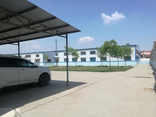 德州健之源地處魯西北平原，毗鄰黃河故道森林公園，生產(chǎn)條件環(huán)境優(yōu)越，擁有現(xiàn)代化的廠房，標(biāo)準(zhǔn)化的生產(chǎn)車(chē)間，公司擁有三證：SC食品生產(chǎn)許可證、GMP證、食品出口生產(chǎn)企業(yè)證書(shū)，生產(chǎn)過(guò)程中采用ISO22000管理體系進(jìn)行科學(xué)管理，并擁有近十年的生產(chǎn)加工經(jīng)驗(yàn)，產(chǎn)品口感、湯色、功效等各項(xiàng)指標(biāo)均能達(dá)到客戶(hù)滿意，生產(chǎn)采用全自動(dòng)帶線帶牌袋泡茶包裝機(jī)生產(chǎn)線，有全套的粉碎和超微粉碎、分篩、烘干、滅菌、制粒、制袋等設(shè)備，科學(xué)的生產(chǎn)工藝和嚴(yán)格規(guī)范的滅菌殺毒技術(shù)。